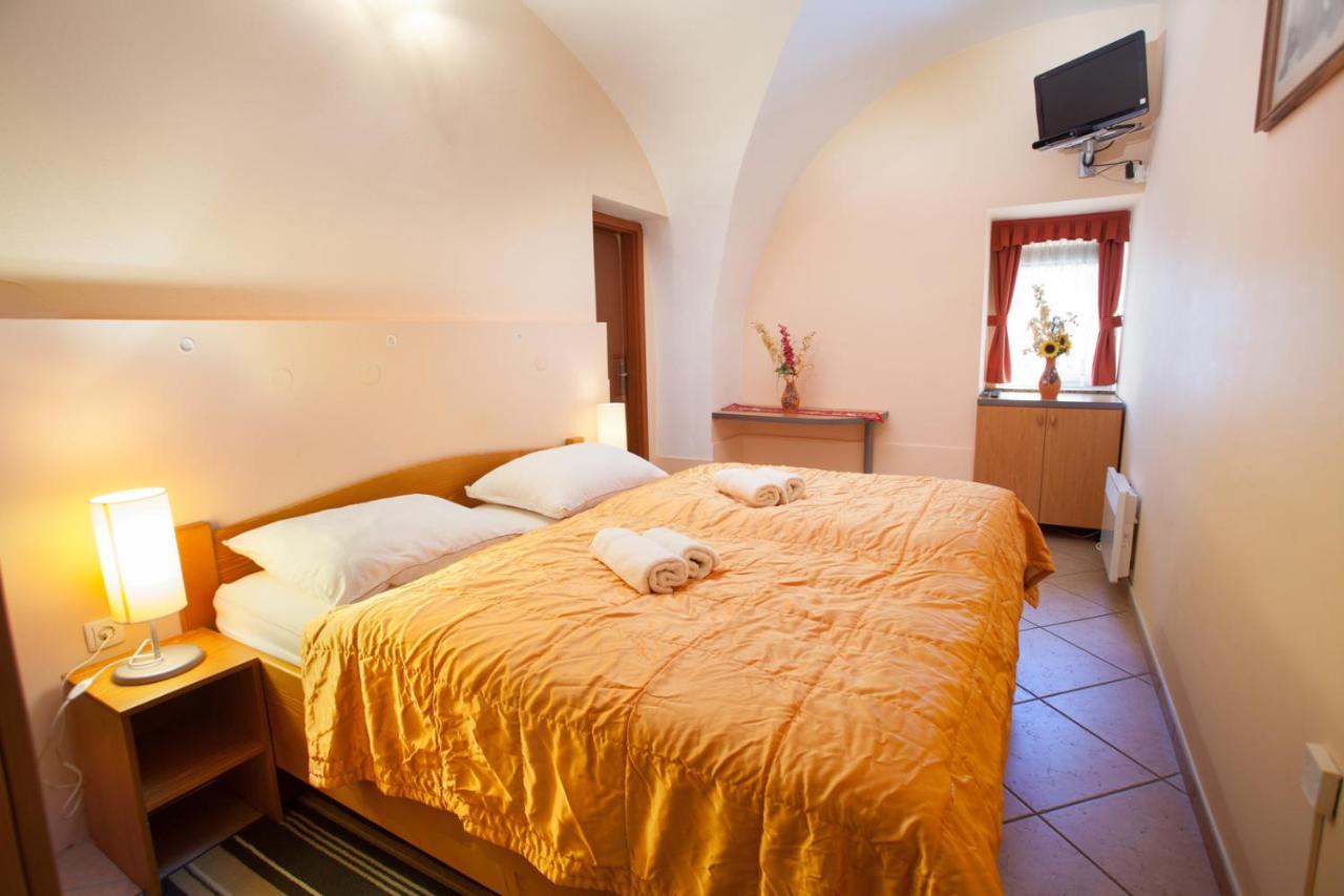 Apartma Na Starem Placu Idrija Esterno foto
